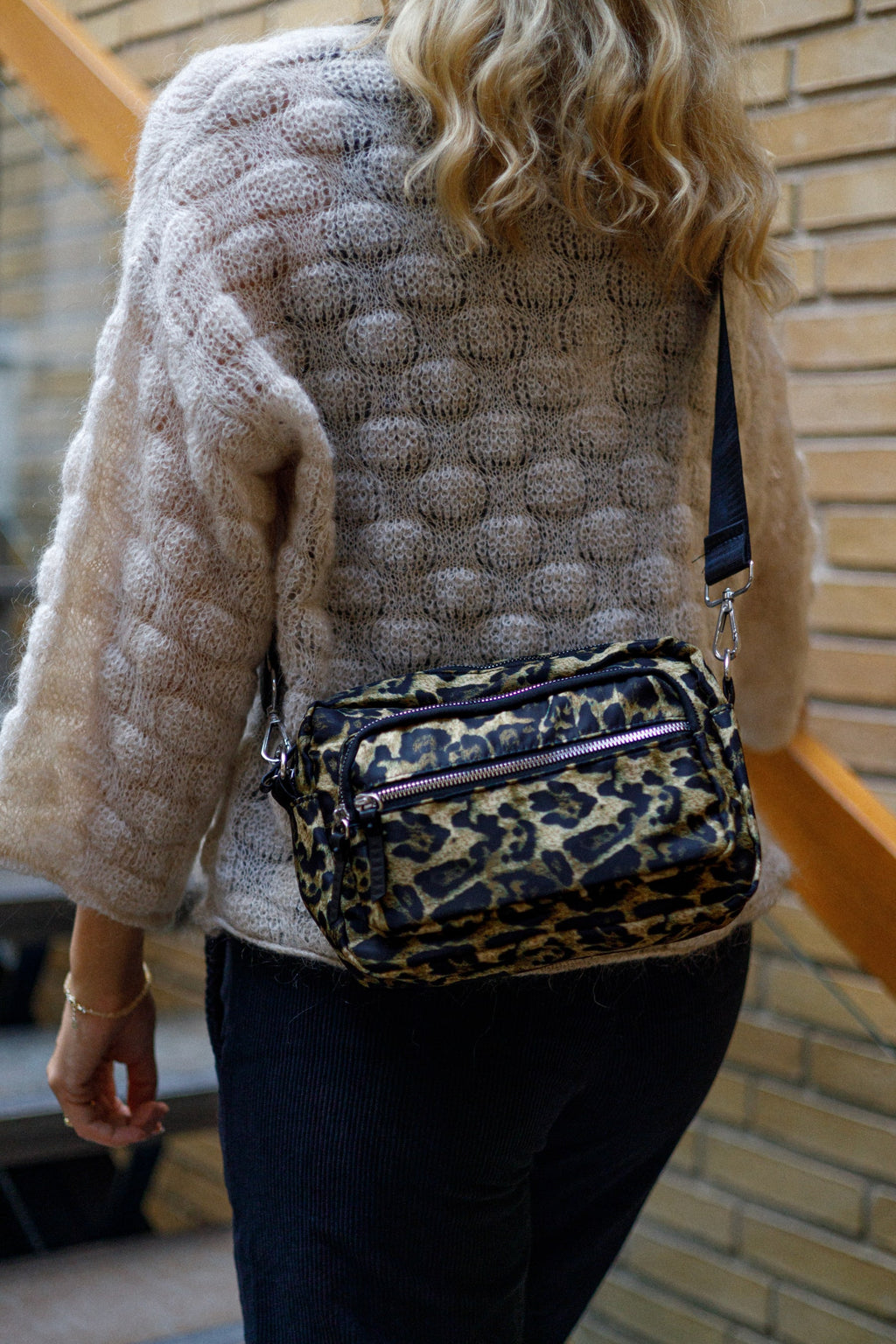 Black Colour Vanda Leo Corssover Bag