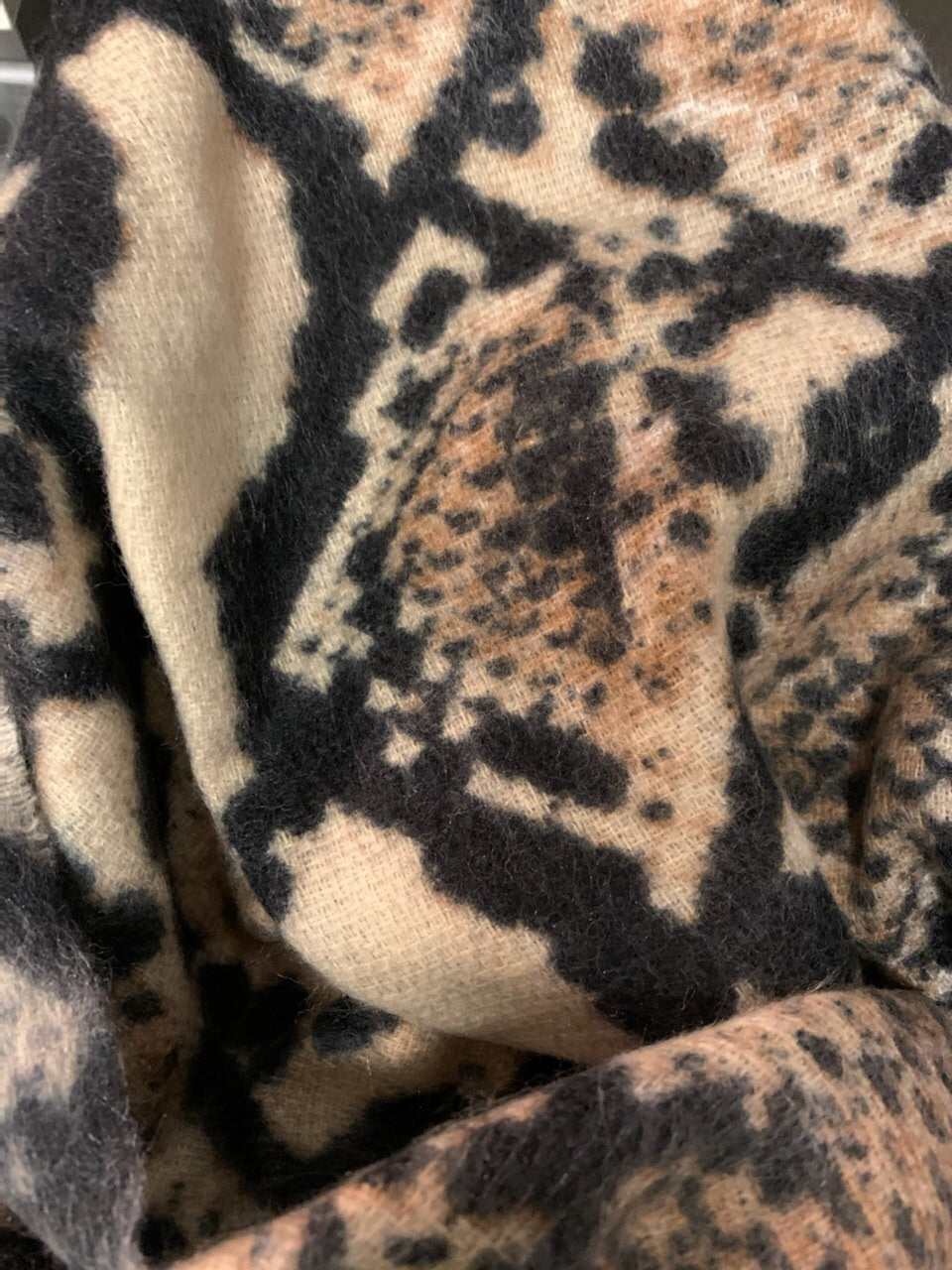 COSMO SCARF SNACK BLACK COLOUR  Seminkjole